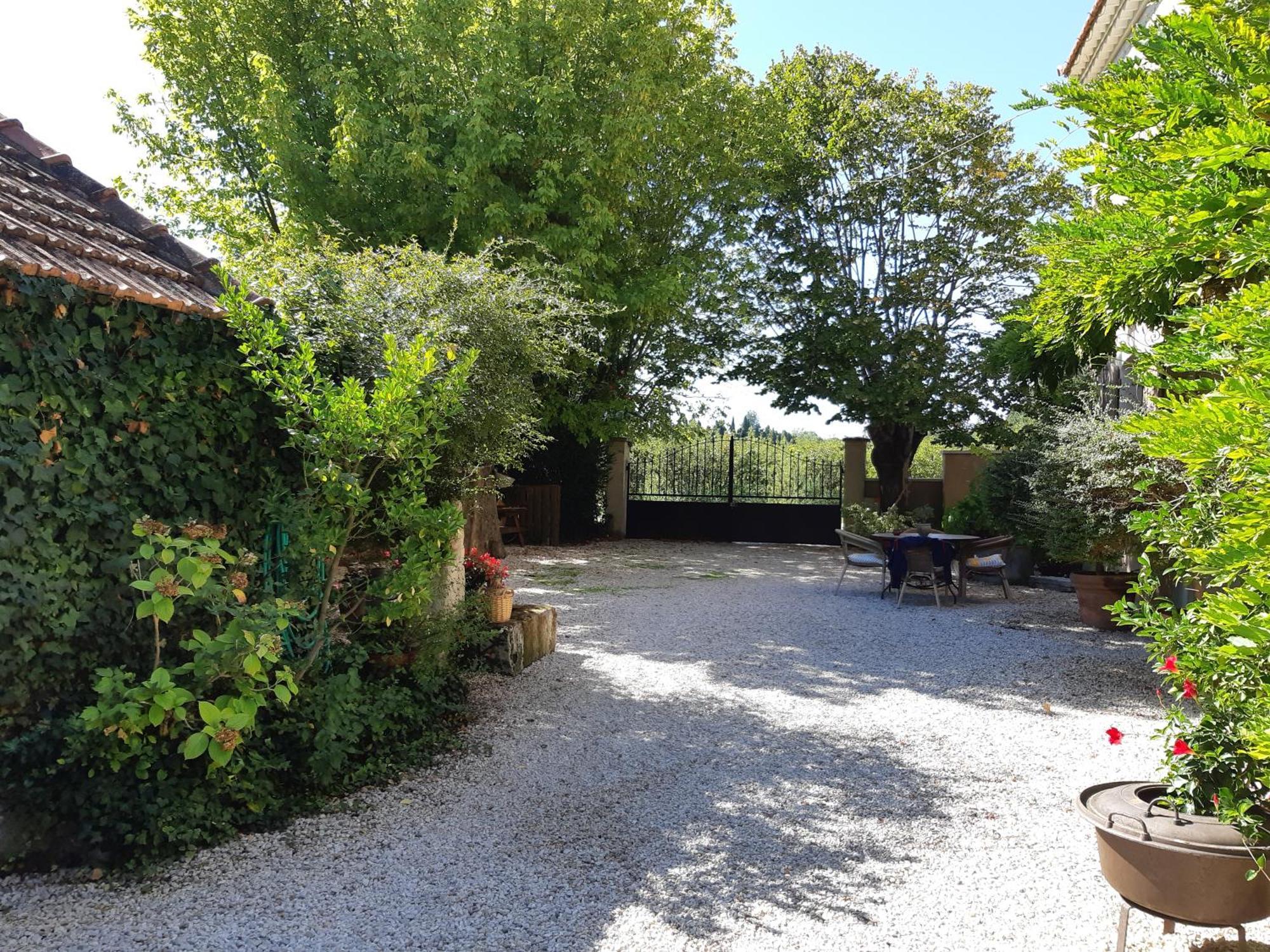 Cherche Midi Noves Exteriör bild
